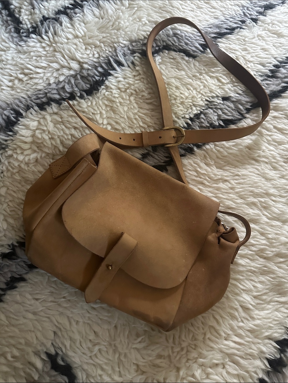 Meyelo Classic Tan Leather Crossbody Bag